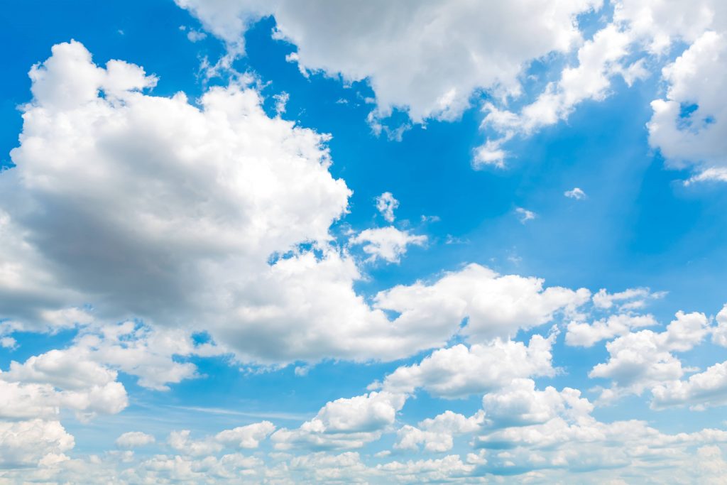 Blauer Himmel und Wolken