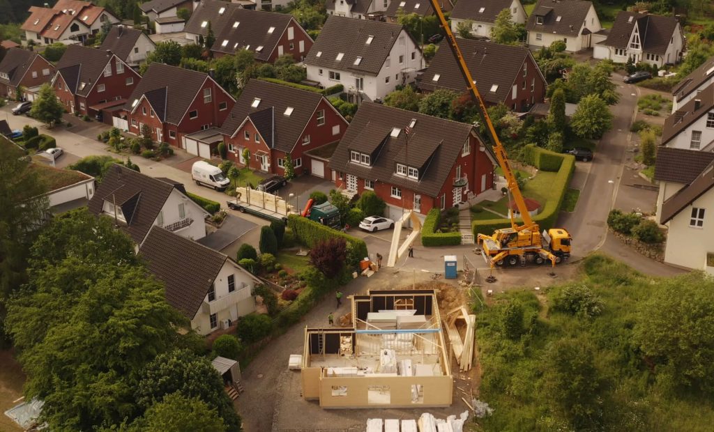 Luftaufnahme eines Hausbaus